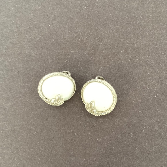 Z9 Beautiful costume necklace and clip on earrings that are white with leaves. - Picture 6 of 7